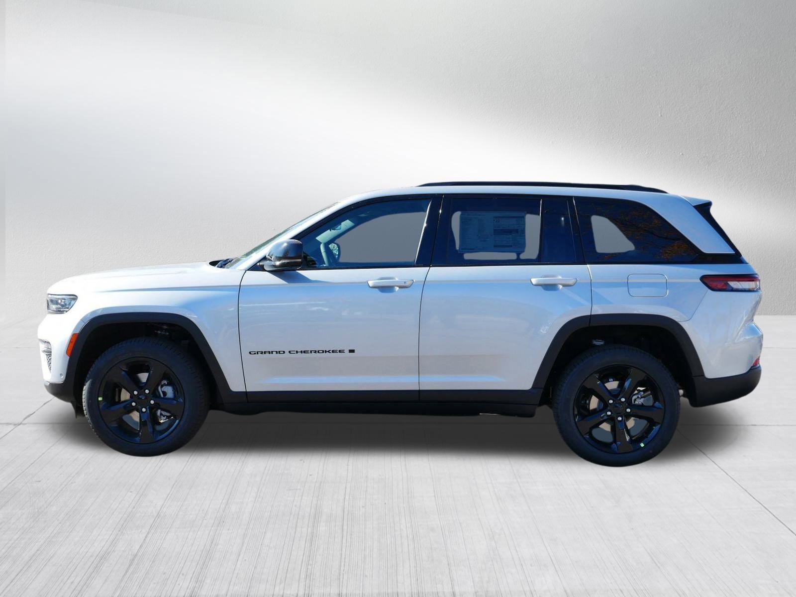 2025 Jeep Grand Cherokee Limited photo 3