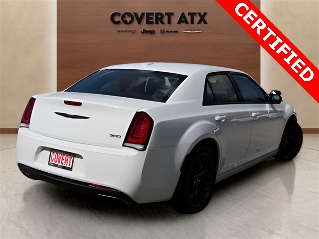 2023 Chrysler 300 Touring photo 4