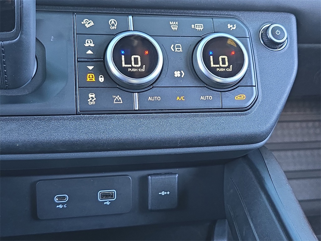2023 Land Rover Defender 130 X photo 21