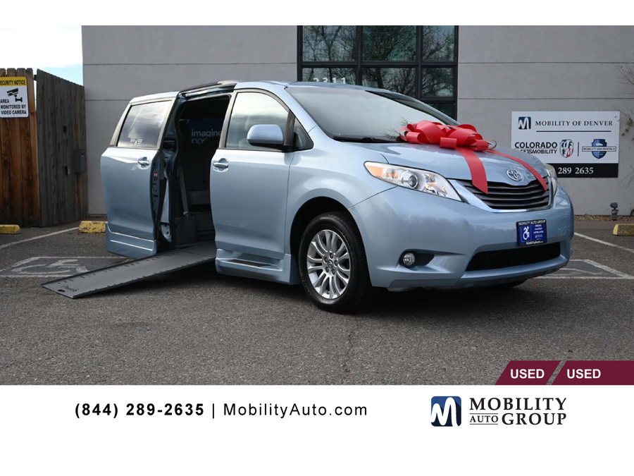 2015 Toyota Sienna XLE Premium's photo