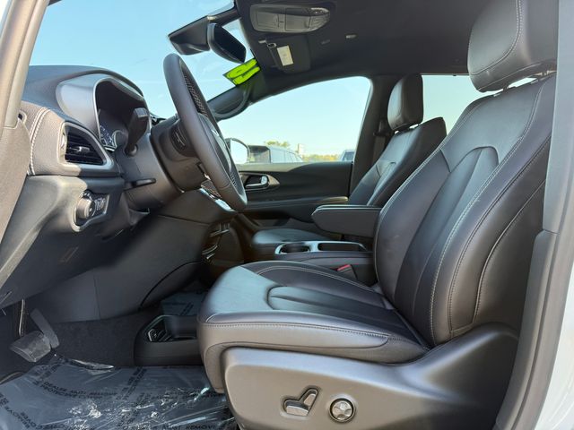 2026 Chrysler Pacifica photo 16