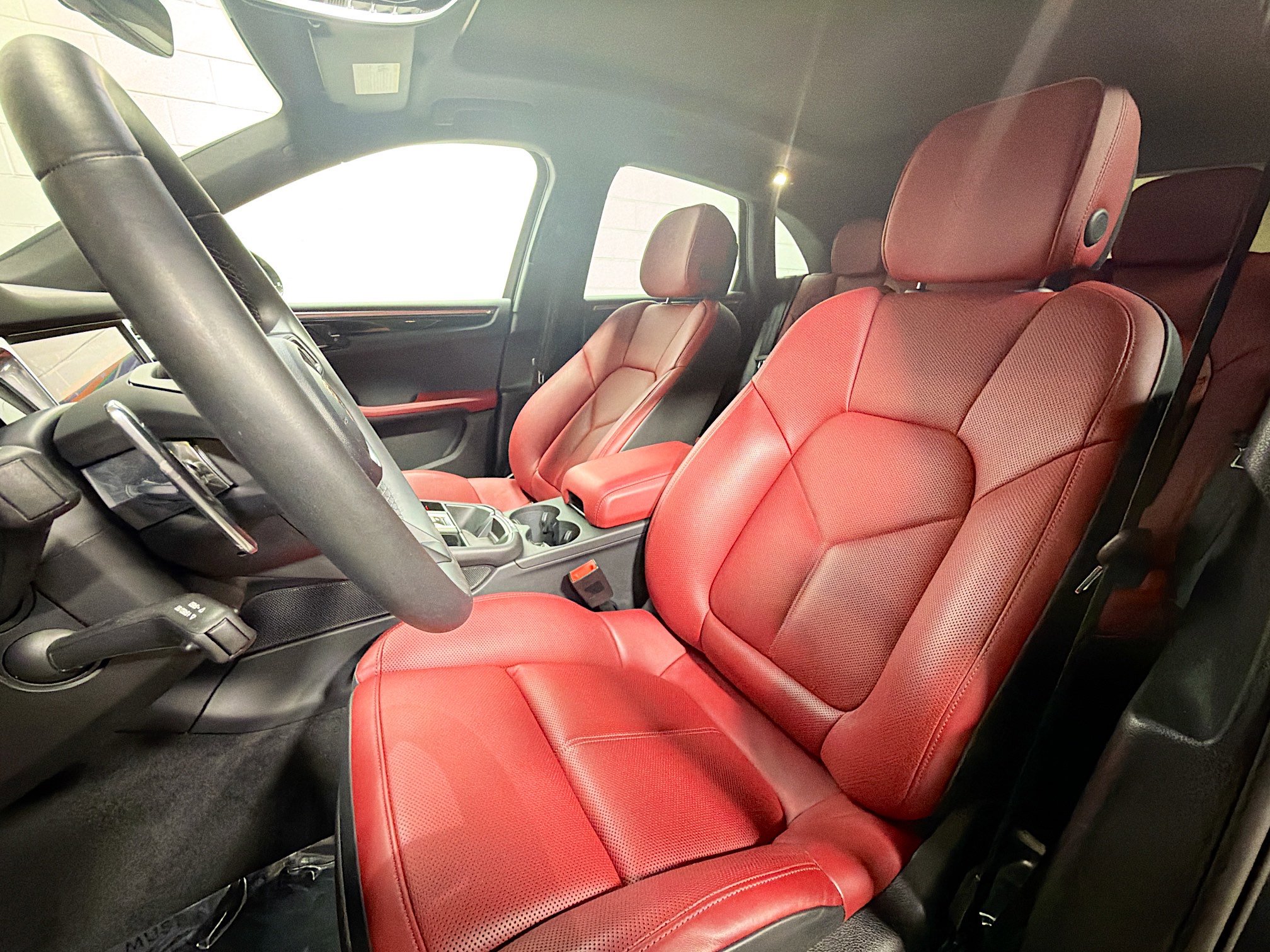 2025 Porsche Macan T photo 2