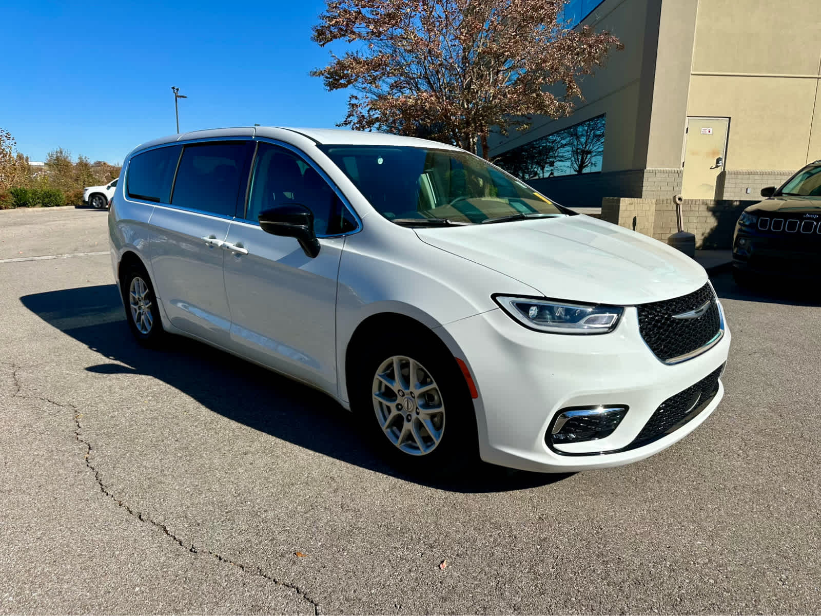 2024 Chrysler Pacifica Touring L photo 2