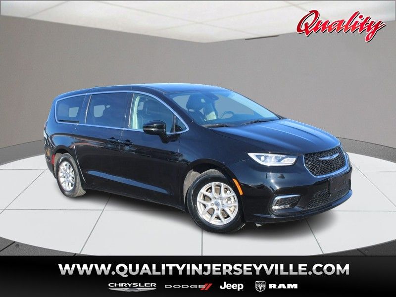 2024 Chrysler Pacifica Touring L's photo