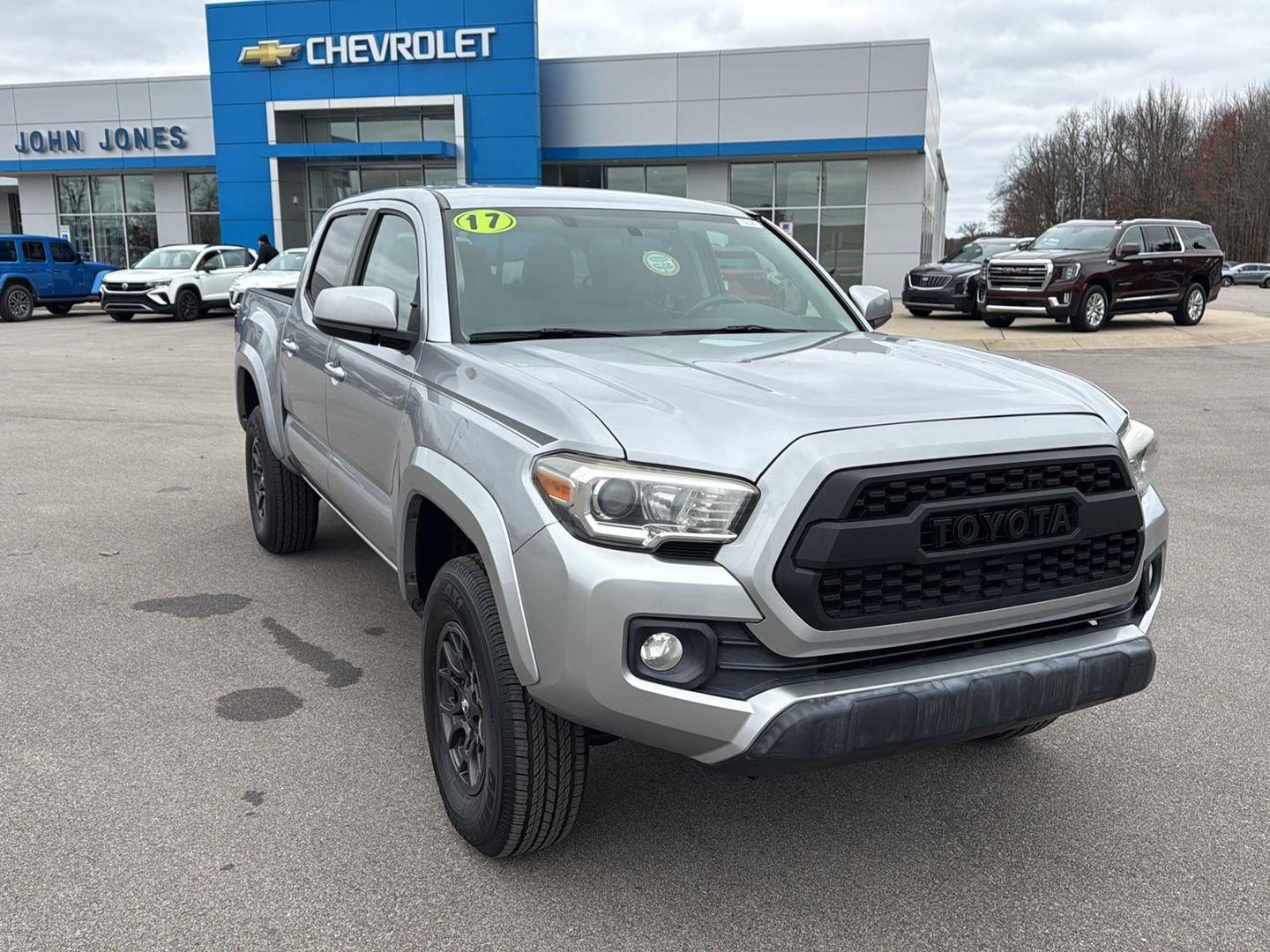 2017 Toyota Tacoma SR5 V6 photo 2