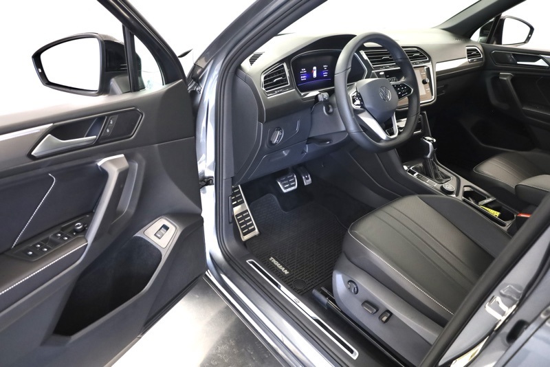 2024 Volkswagen Tiguan SE R-Line Black photo 8