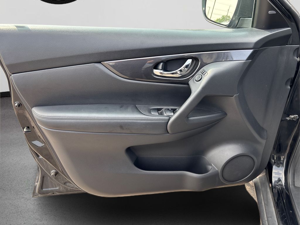 2017 Nissan Rogue SV photo 21