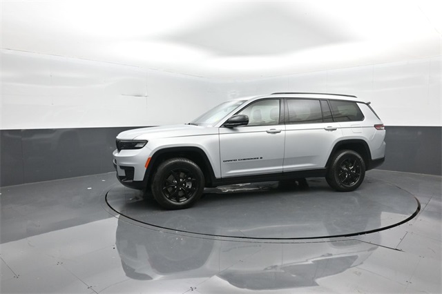 2024 Jeep Grand Cherokee Altitude photo 3