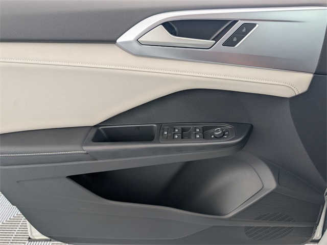 2025 Volkswagen Taos SE photo 13