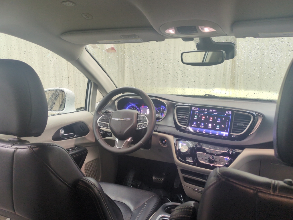 2022 Chrysler Pacifica Touring L photo 9