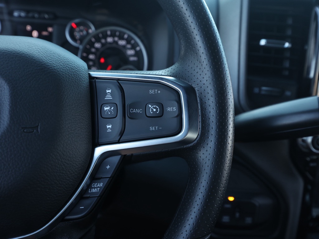 New 2026 Diamond Black Crystal Pearl-Coat Exterior Paint RAM Tradesman image 25