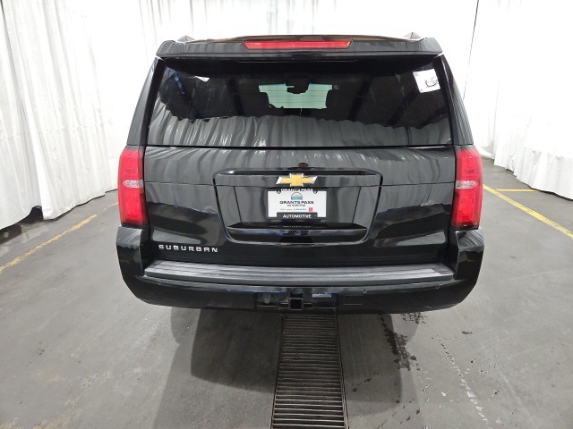 2018 Chevrolet Suburban LT photo 4