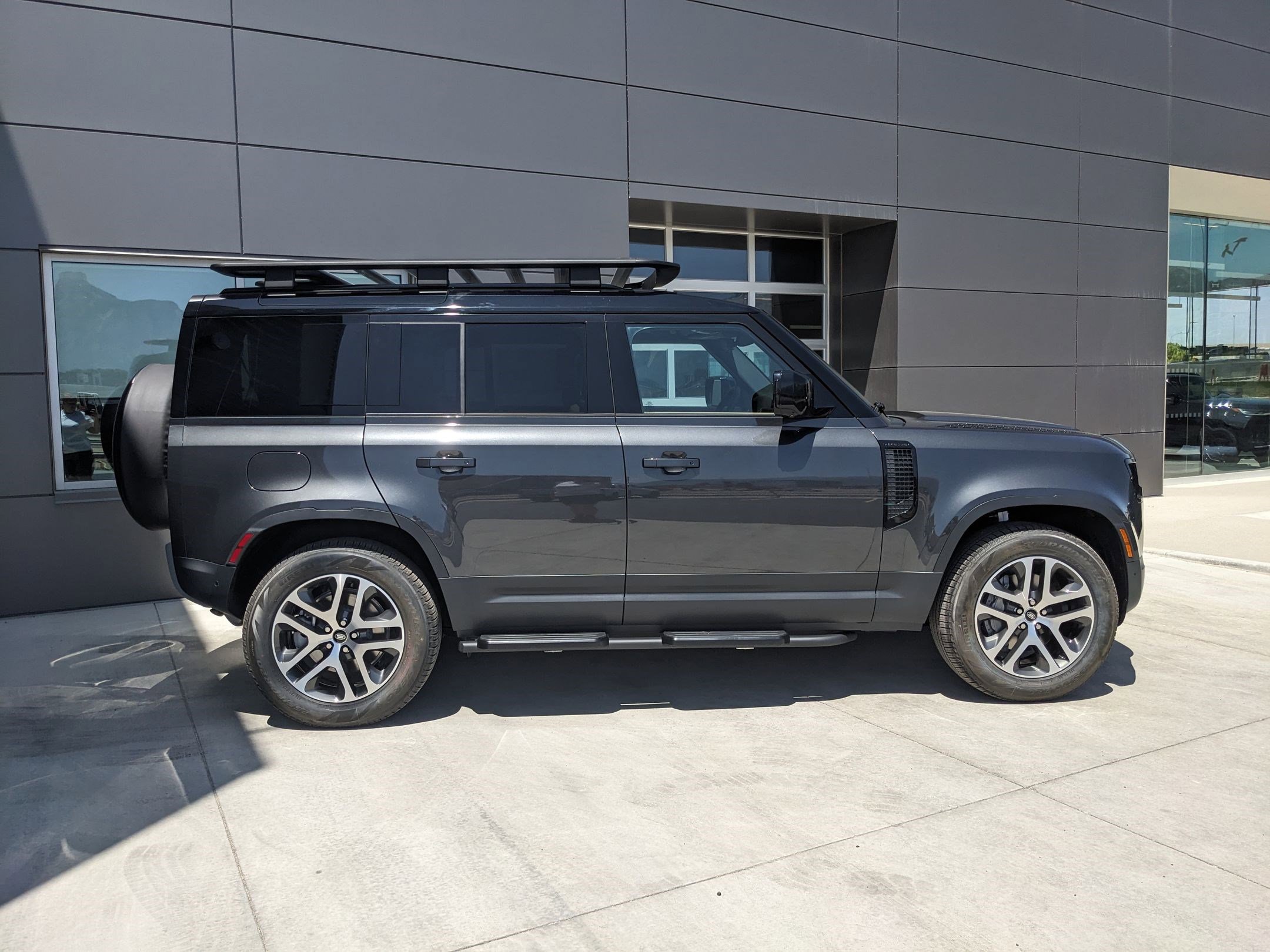 2025 Land Rover Defender 110 S photo 2