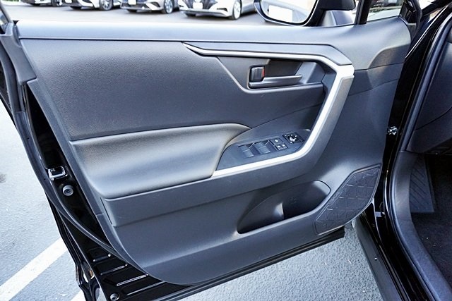 2022 Toyota RAV4 LE photo 22