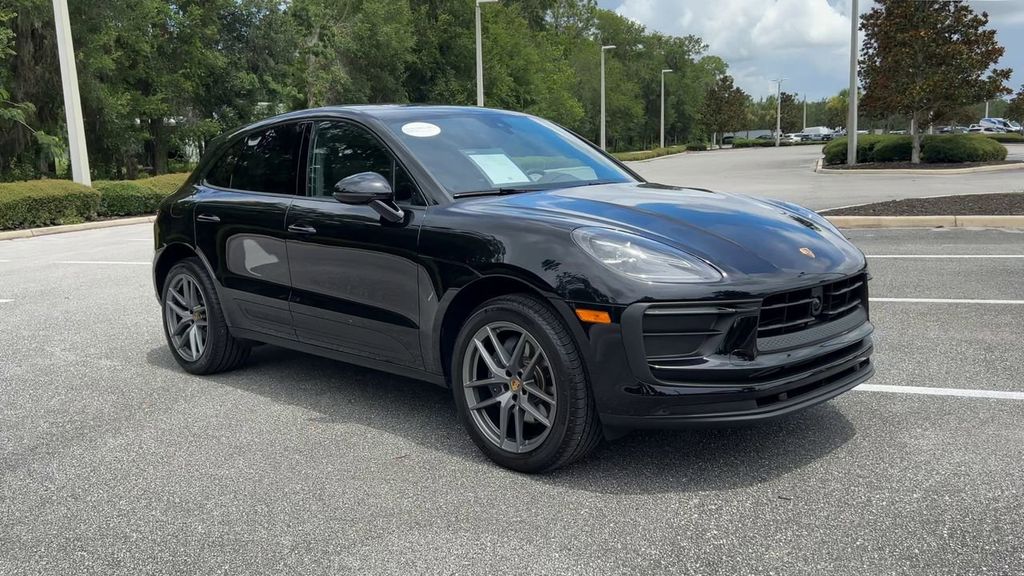 2025 Porsche Macan Base photo 2