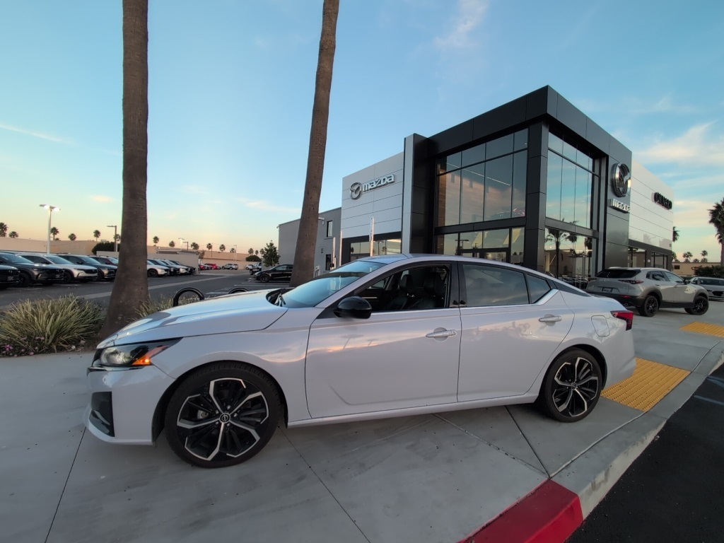 2023 Nissan Altima 2.5 SR photo 3