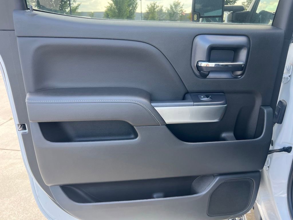 2023 Chevrolet Silverado 5500HD LT photo 19