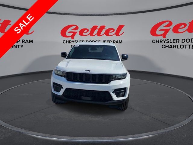 2025 Jeep Grand Cherokee Altitude photo 3