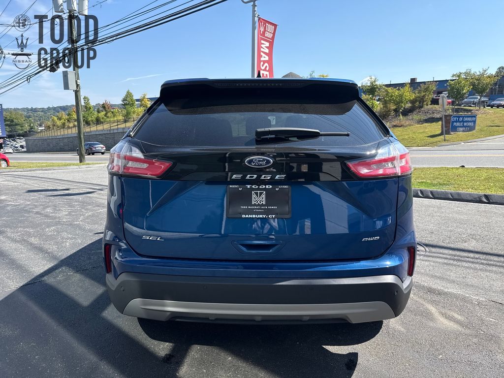 2022 Ford Edge SEL photo 2