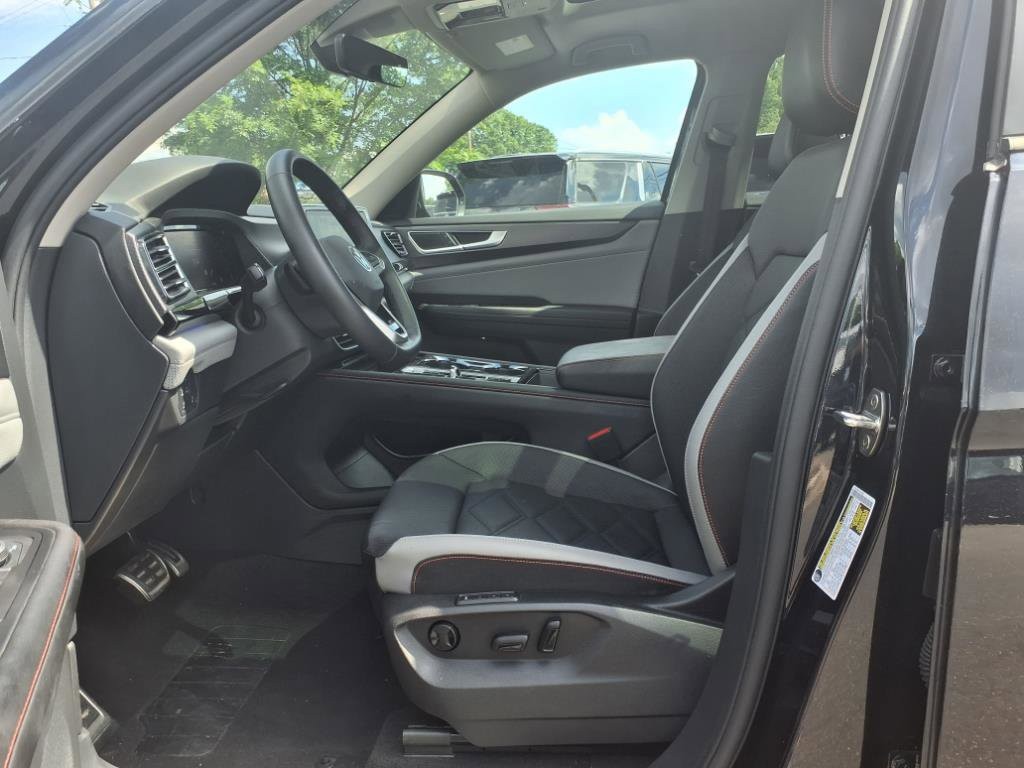 2024 Volkswagen Atlas Peak Edition SEL photo 2