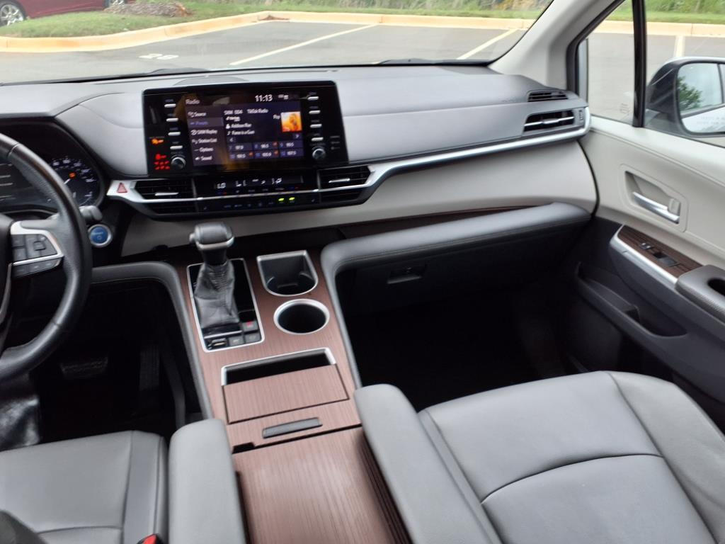 2021 Toyota Sienna XLE photo 24