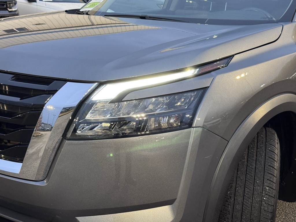 2023 Nissan Pathfinder SV photo 2