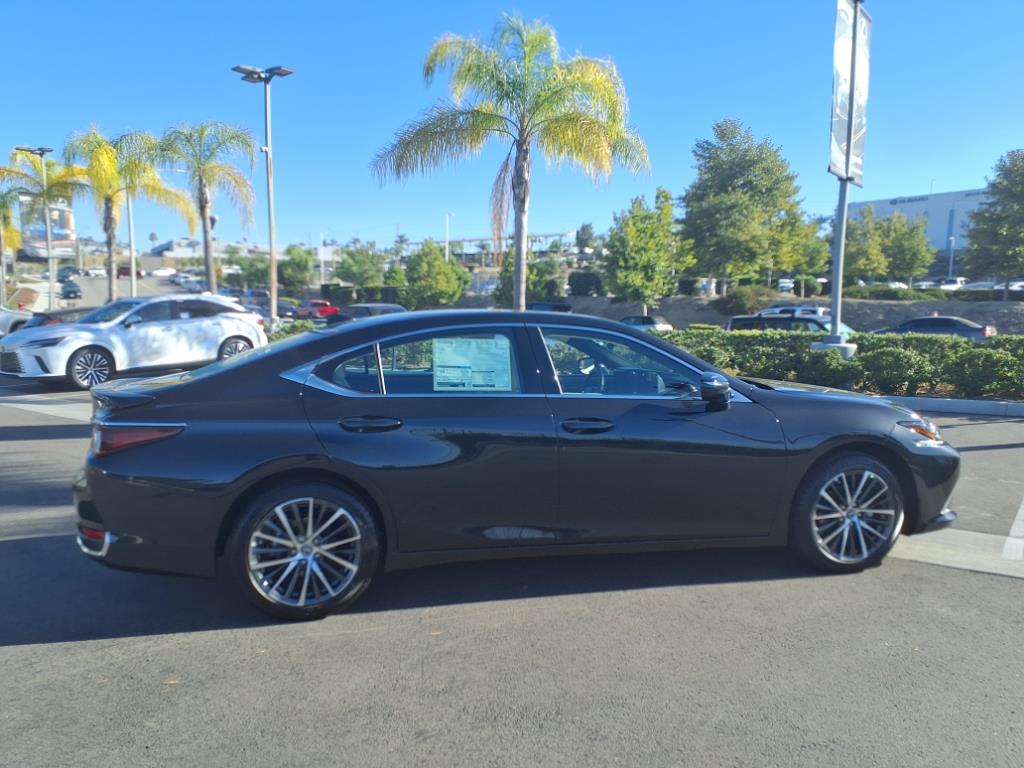 2025 Lexus ES 300h photo 4