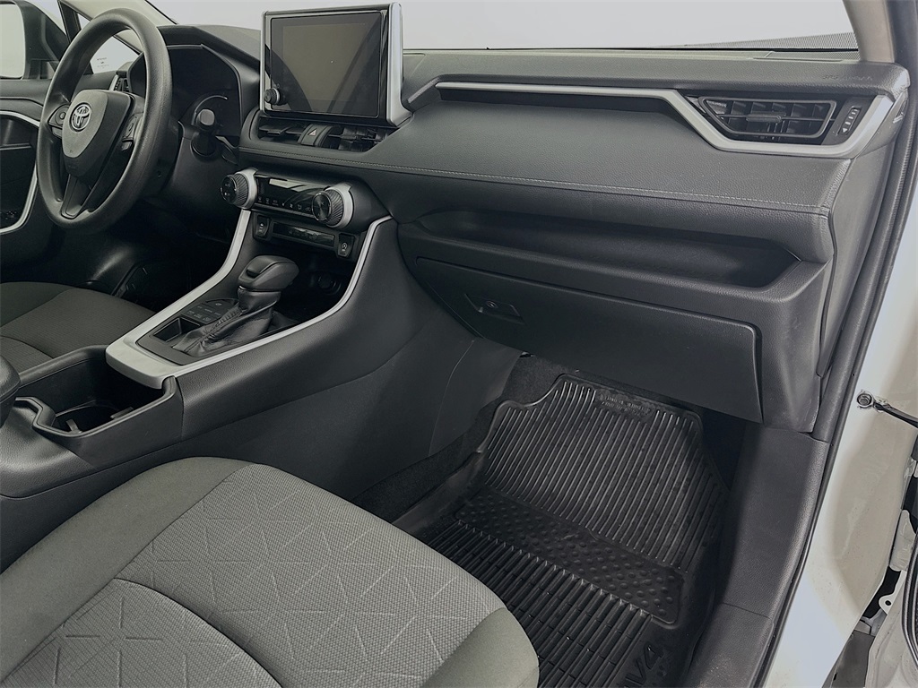 2024 Toyota RAV4 XLE photo 22