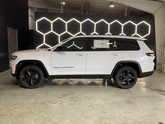 2025 Jeep Grand Cherokee Limited photo 2