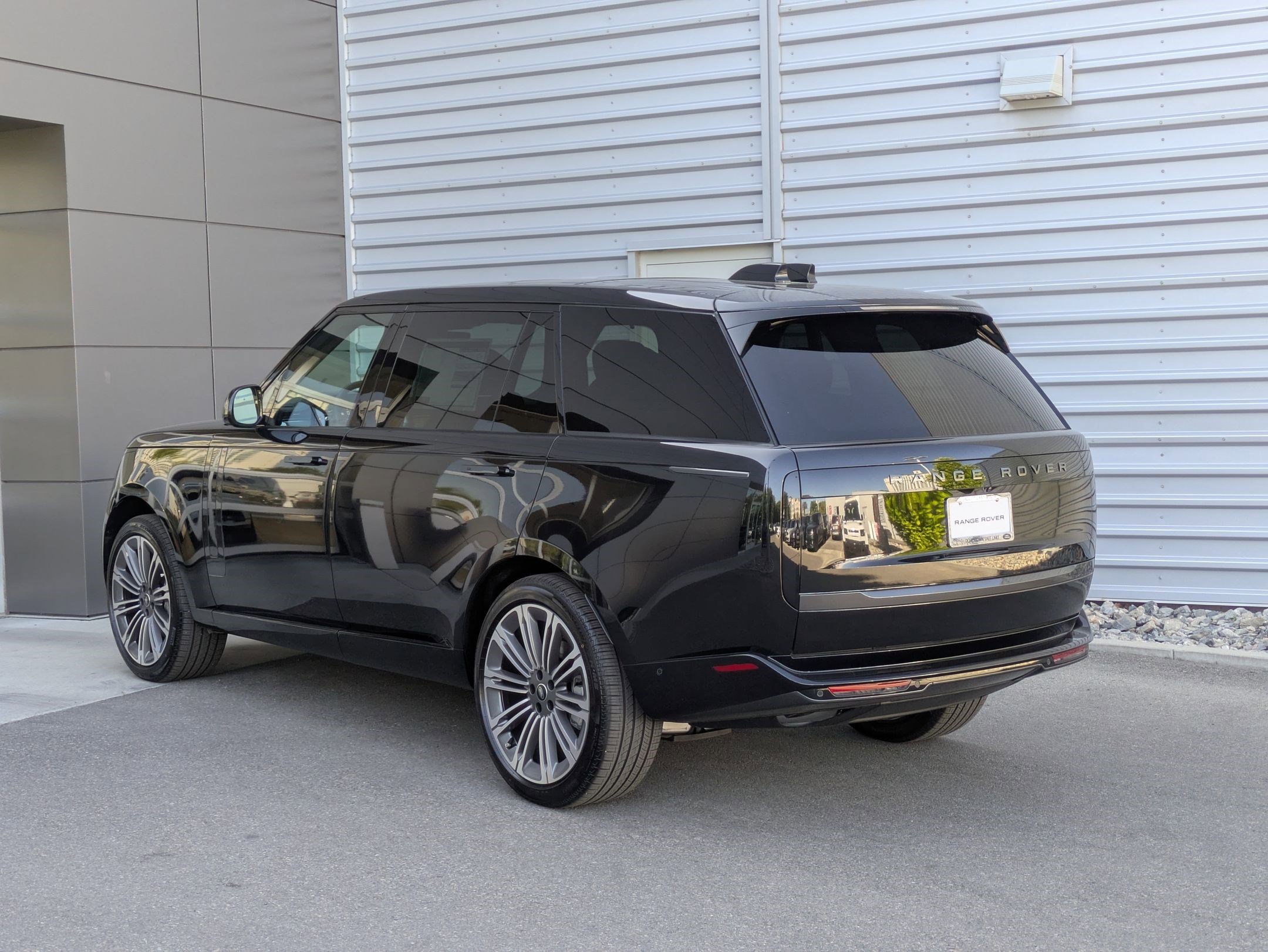 2025 Land Rover Range Rover SE photo 3