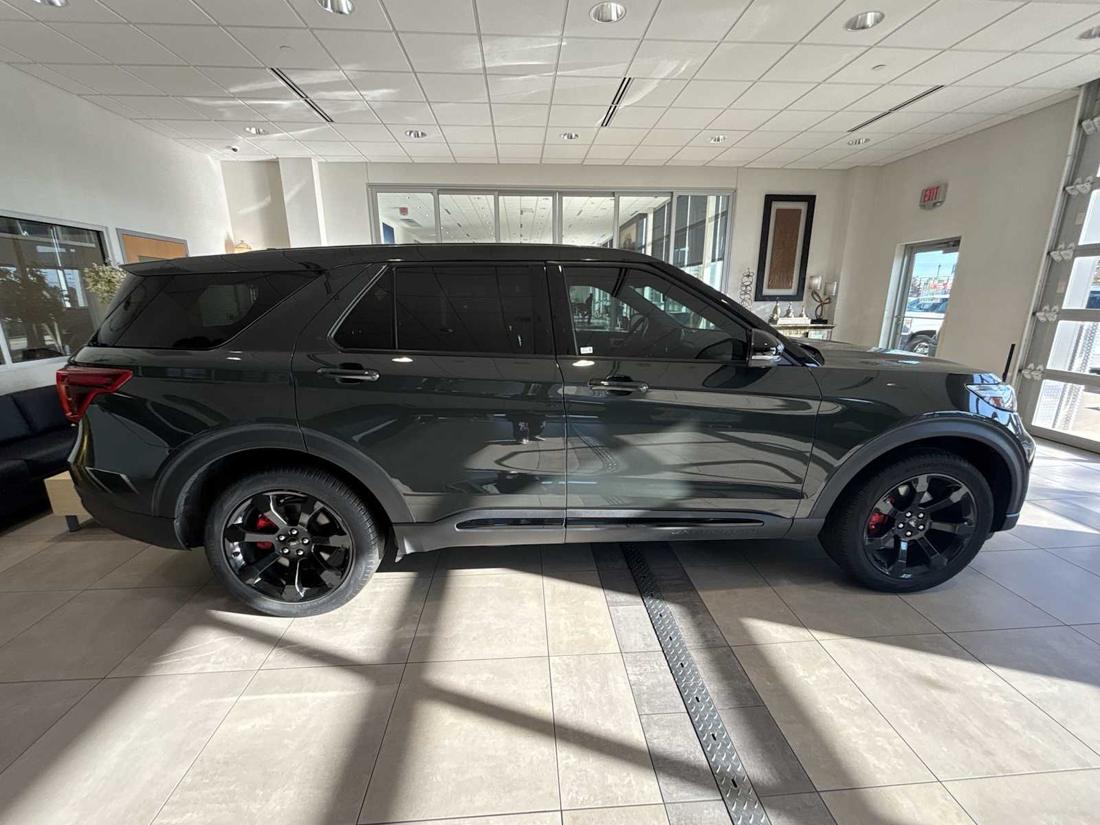 2022 Ford Explorer ST photo 2
