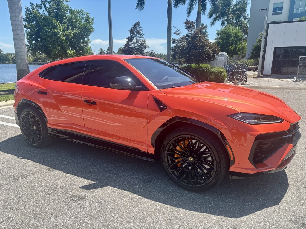 2025 Lamborghini Urus SE photo 3