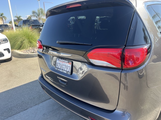 2022 Chrysler Voyager LX photo 10
