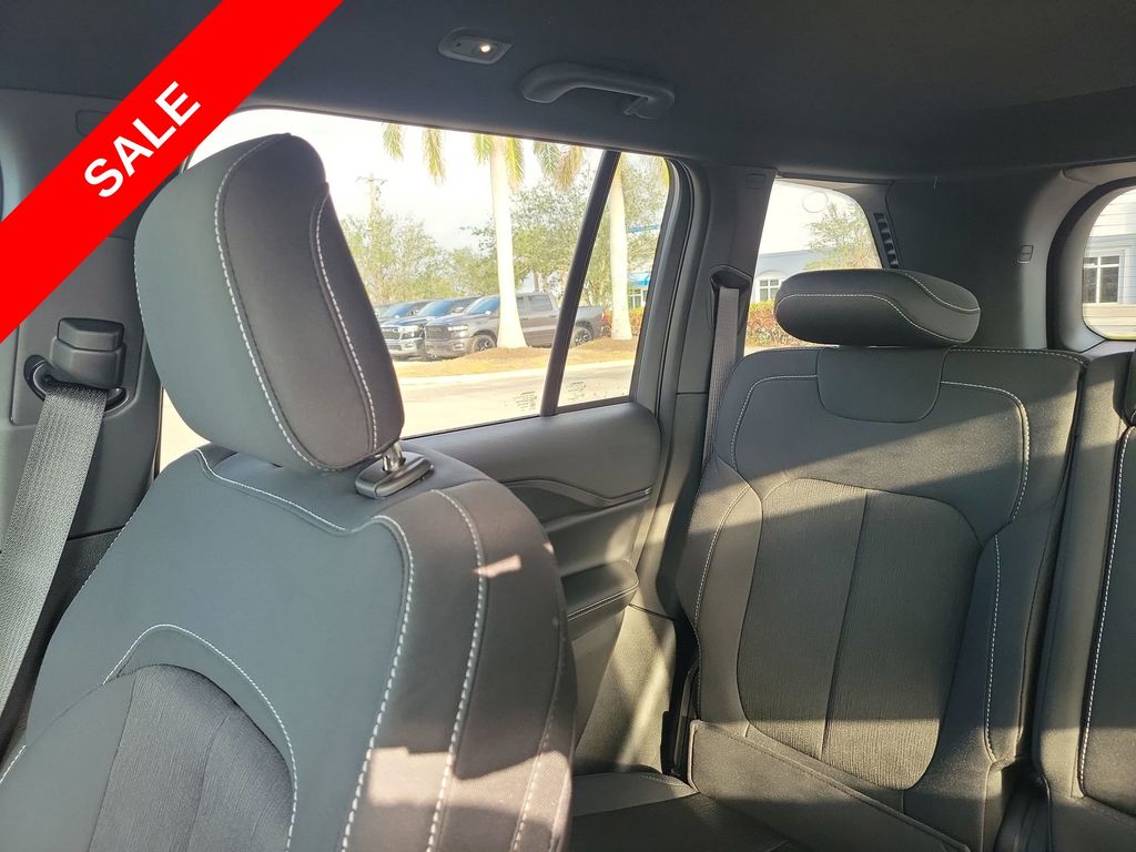 2025 Jeep Grand Cherokee Laredo Altitude photo 13
