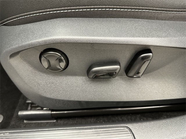 2025 Volkswagen Taos SEL photo 4