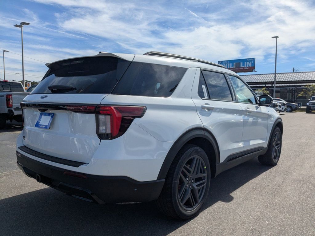 2025 Ford Explorer ST-Line photo 4