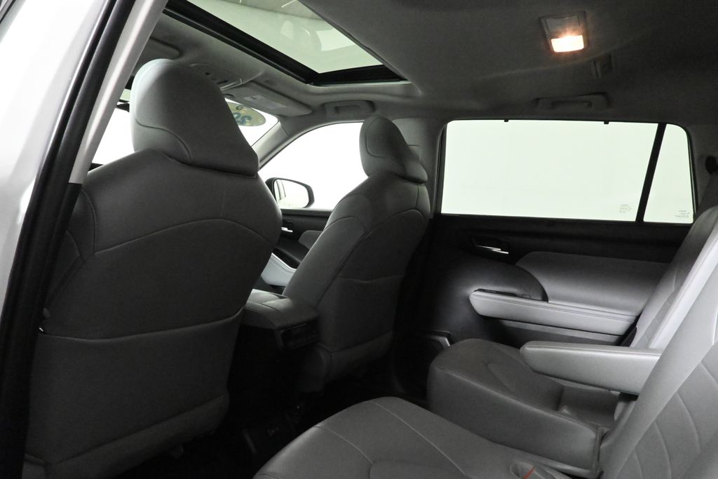 2024 Toyota Highlander XLE photo 30