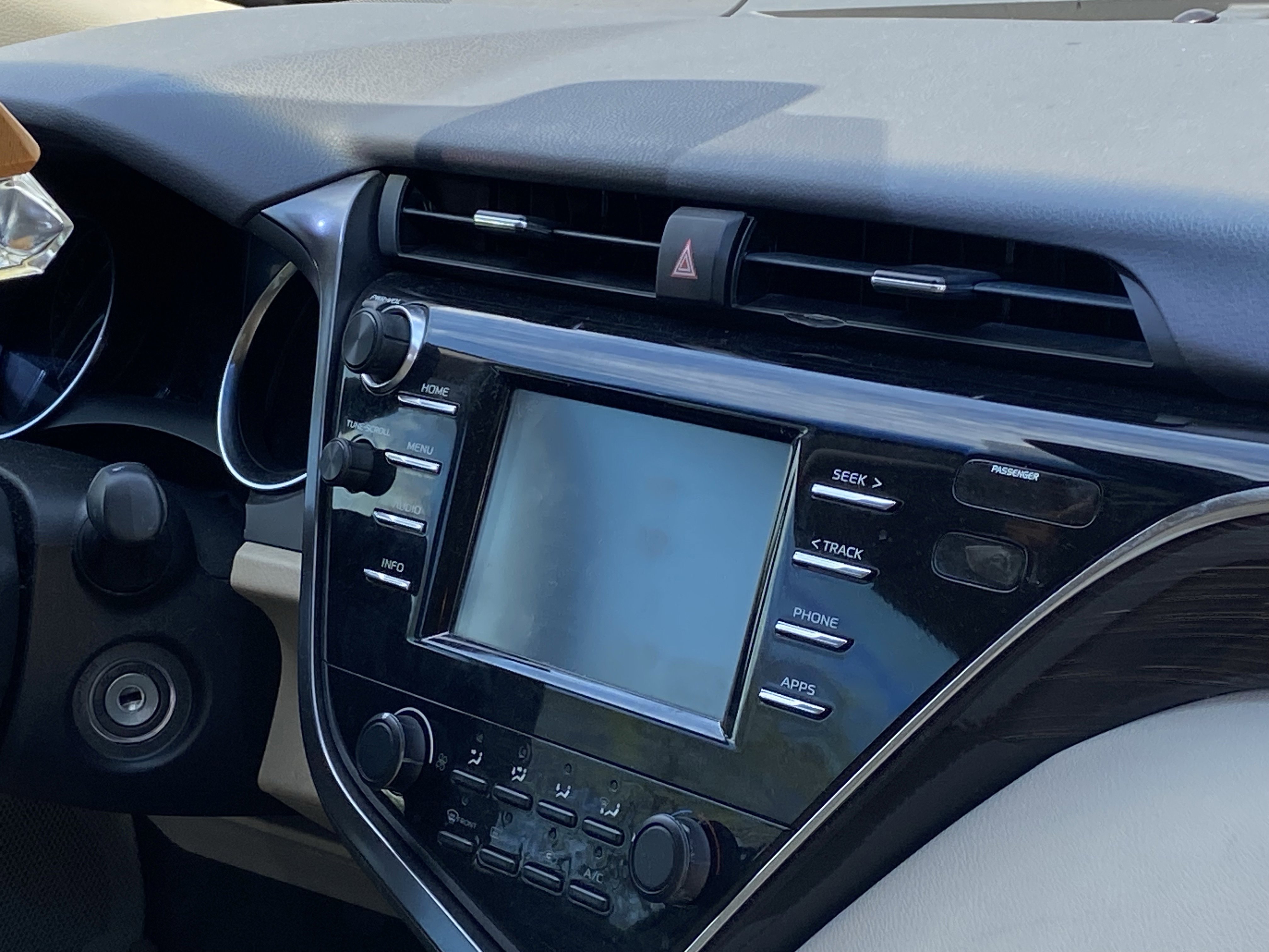 2018 Toyota Camry SE XLE photo 2