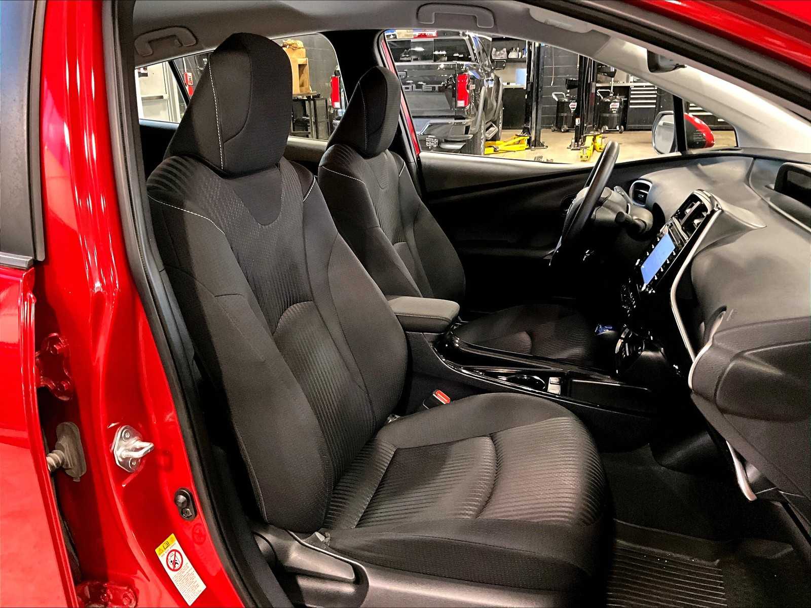2021 Toyota Prius Prime LE photo 11