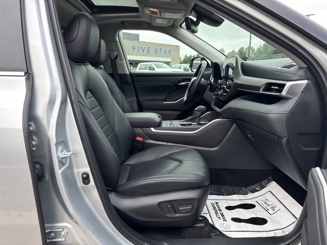 2024 Toyota Highlander LE photo 19