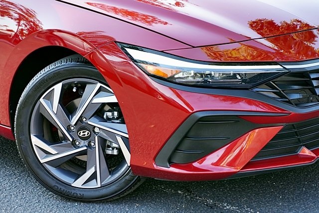 2025 Hyundai Elantra SEL Sport photo 3