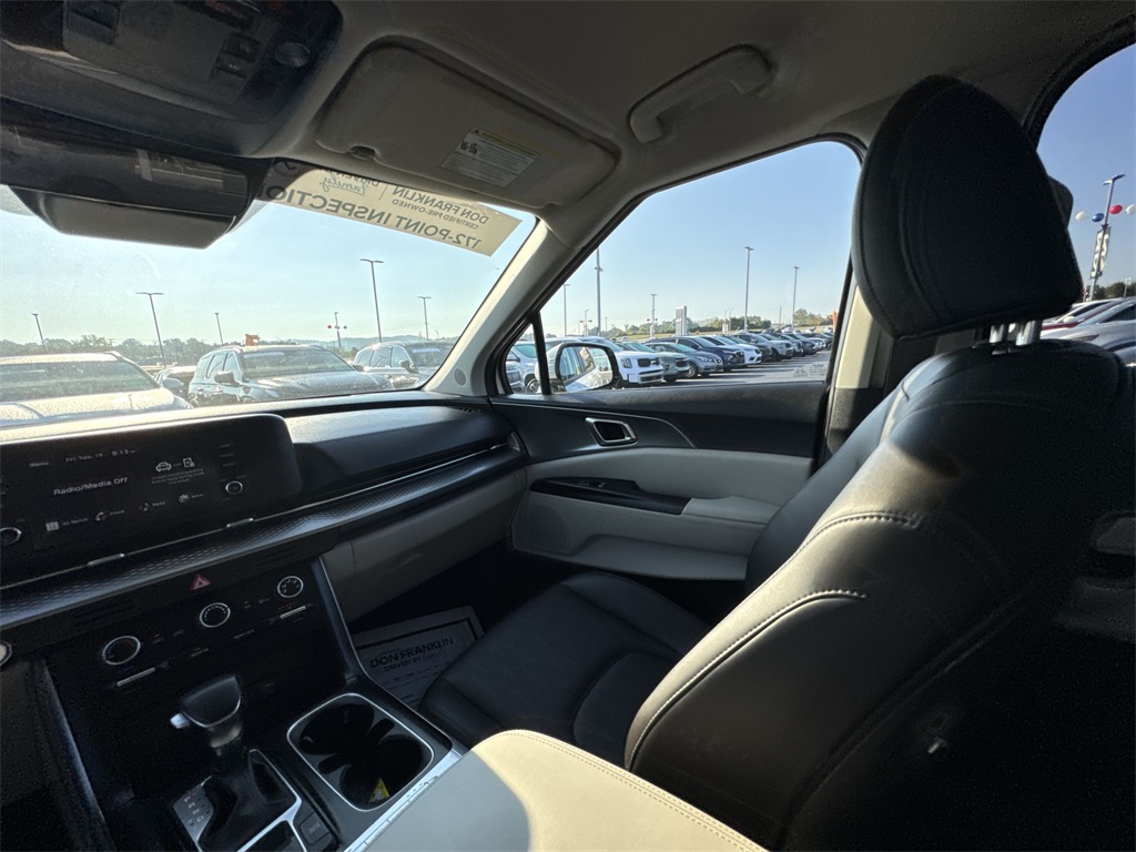 2024 Kia Carnival LX photo 11