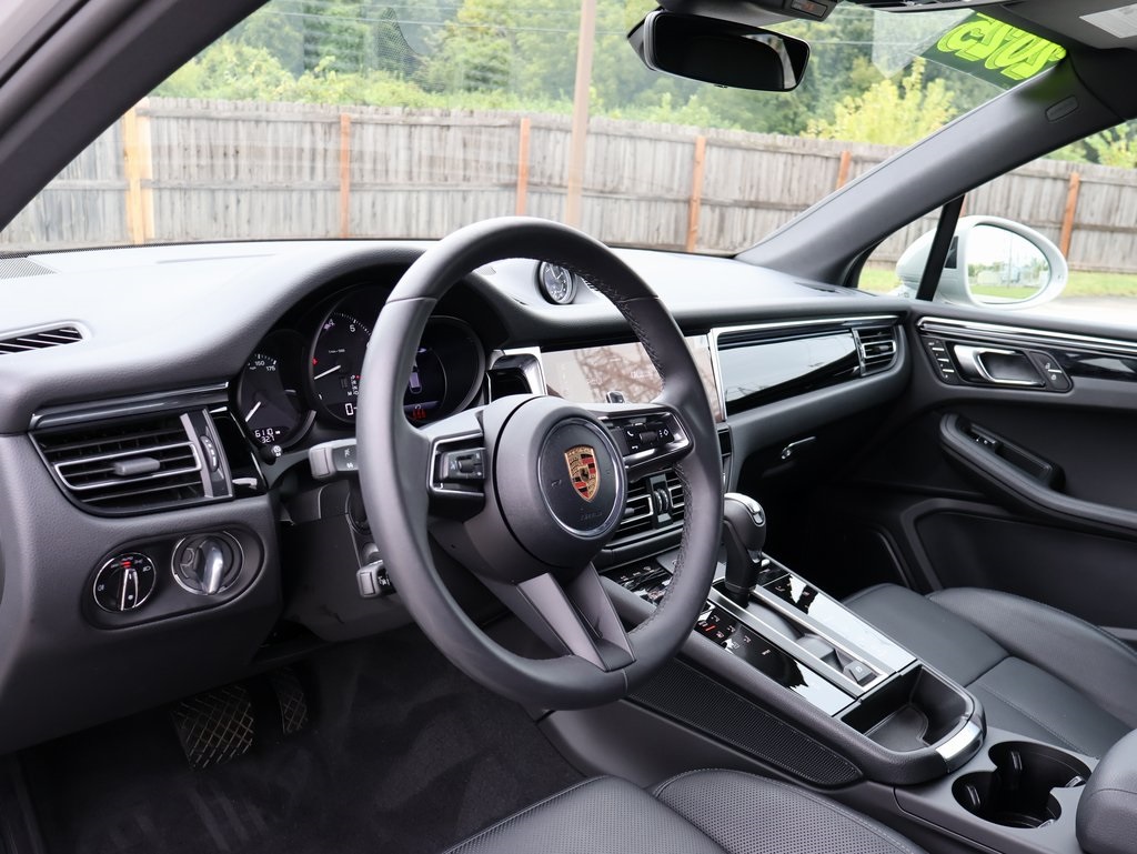 2025 Porsche Macan T photo 4