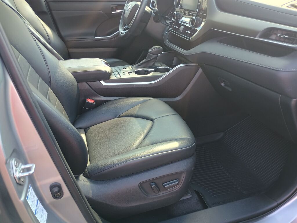 2021 Toyota Highlander XLE photo 21