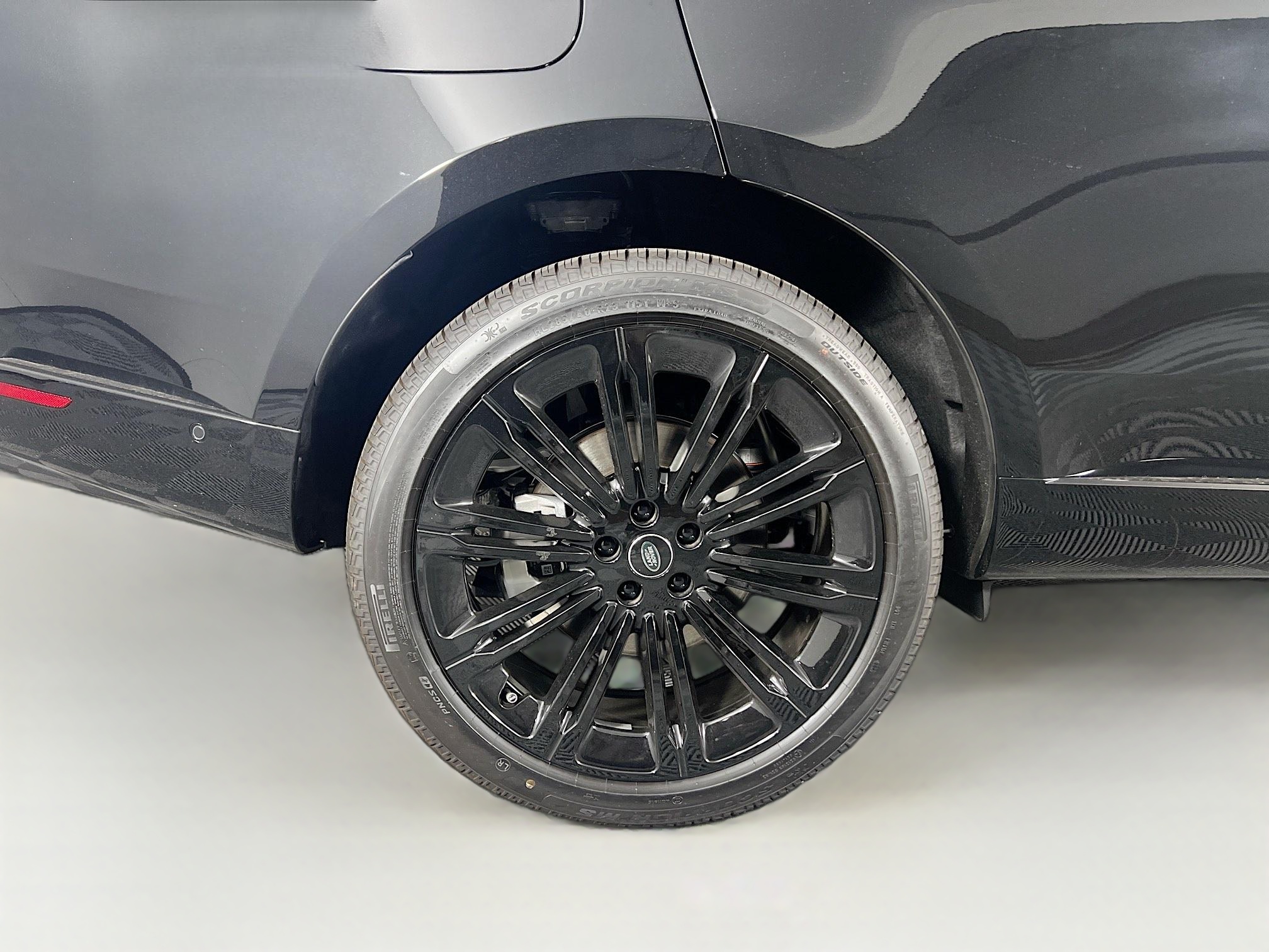 2025 Land Rover Range Rover SE photo 7
