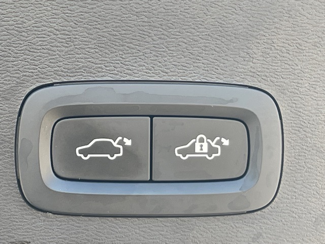 2023 Volvo XC40 Ultimate photo 4