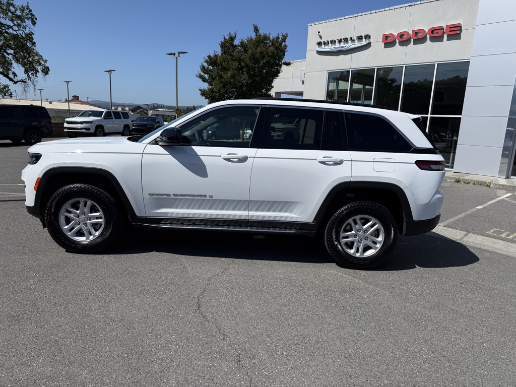 2025 Jeep Grand Cherokee Laredo photo 2