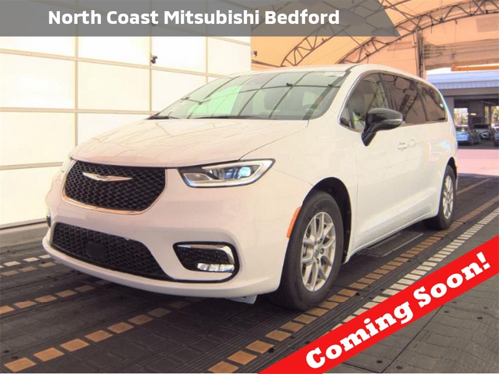 2024 Chrysler Pacifica Touring L's photo