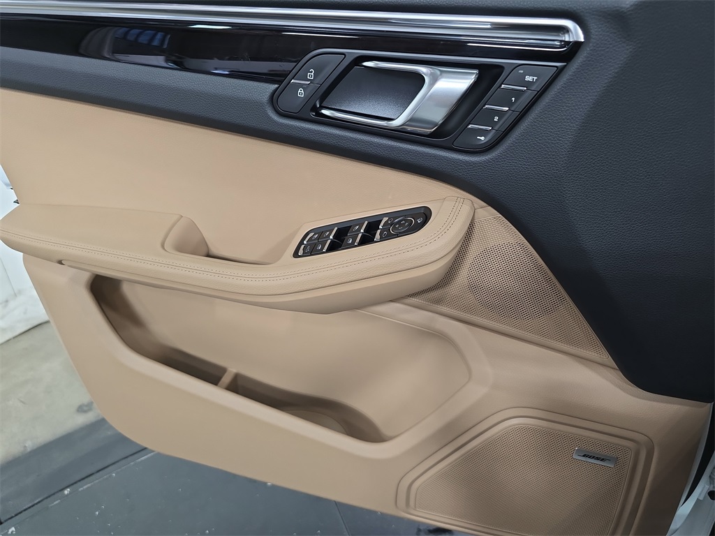 2026 Porsche Macan T photo 21