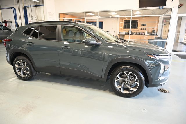 2025 Chevrolet Trax LT photo 4